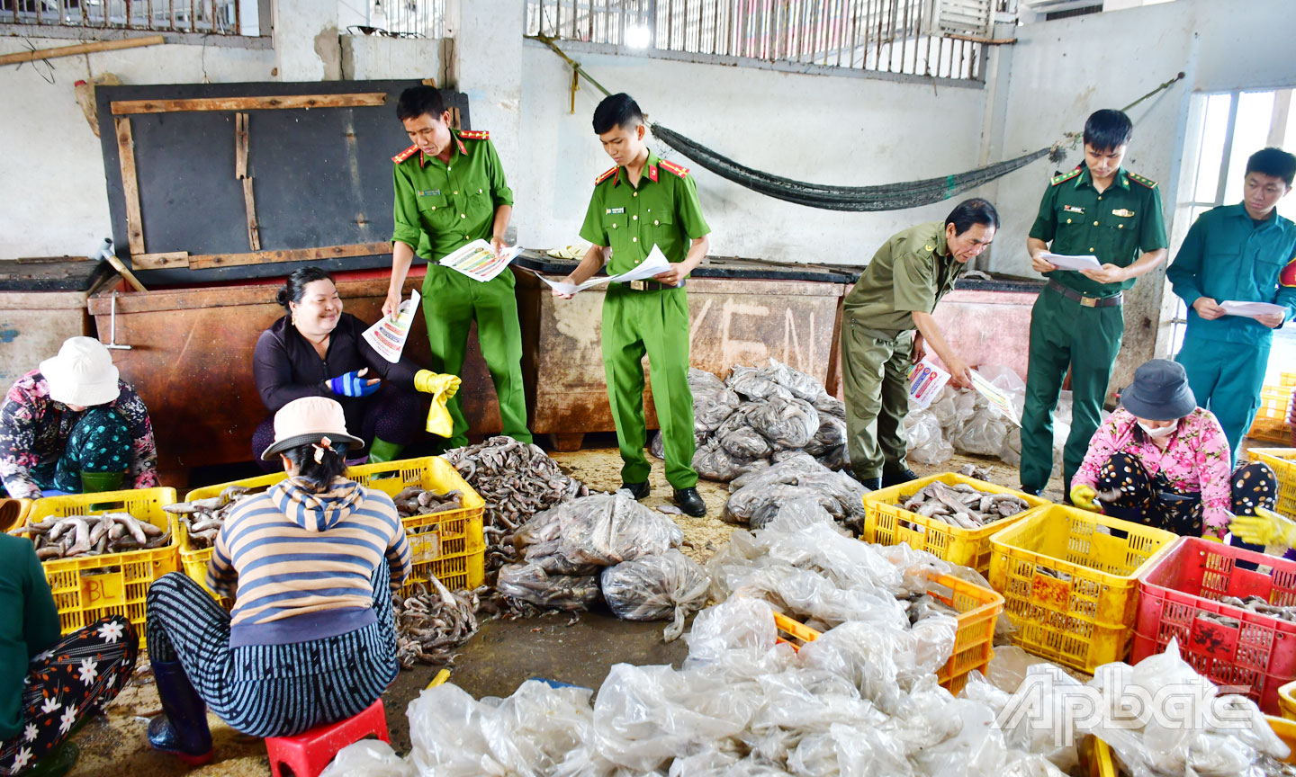 CBCS Công an xã Gia Thuận tích cực tuyên truyền pháp luật trực tiếp cho người dân tại bến cảng nhằm góp phần nâng cao ý thức chấp hành pháp luật. 