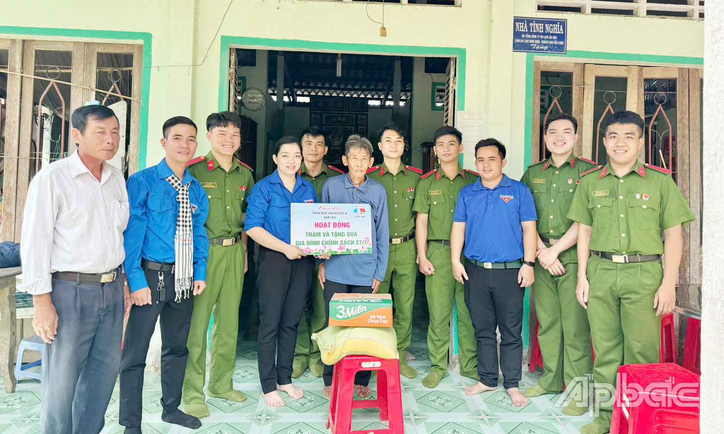 Đoàn Thanh niên xã Mỹ Thiện phối hợp diễn viên Trung Cang và sinh viên tình nguyện của Trường Đại học Cảnh sát nhân dân thăm hỏi, tặng quà cho gia đình chính sách của xã.