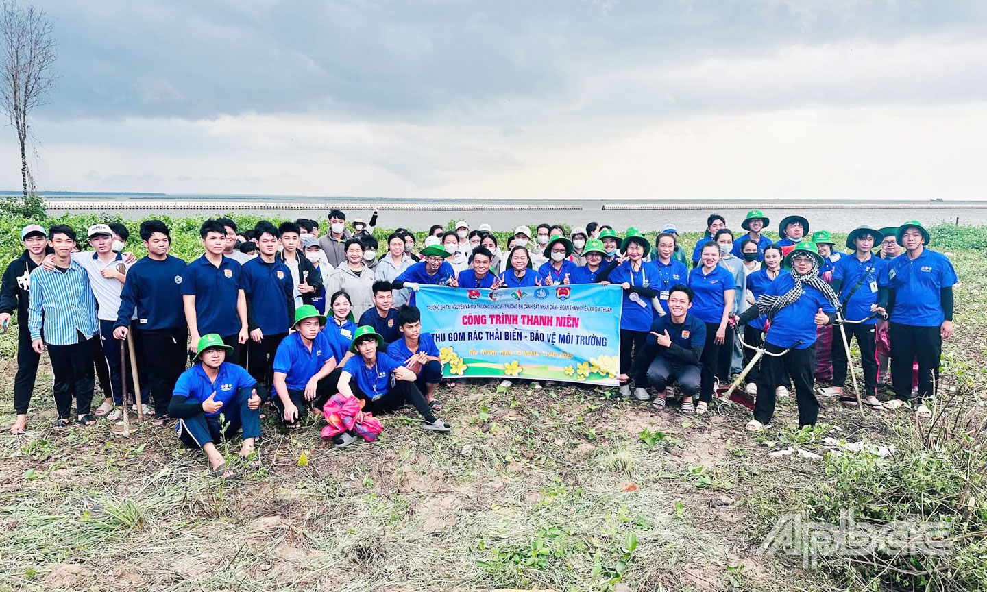 Sinh viên tình nguyện của Trường Đại học Tài nguyên và Môi trường TP. Hồ Chí Minh ra quân thực hiện phát quang, dọn vệ sinh tuyến đê biển trên địa bàn xã Gia Thuận.