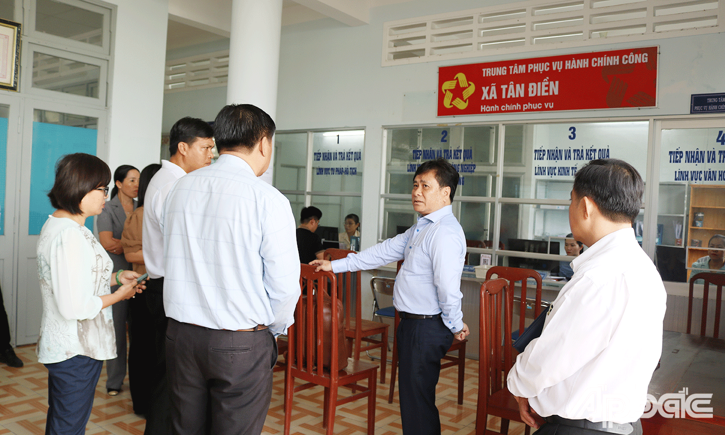 đồng chí Trần Văn Dũng Ủy viên Ban Thường vụ Tỉnh ủy - Phó Chủ tịch UBND tỉnh Đồng Tháp cùng đoàn công tác đến thăm và làm việc với Ban Thường vụ Đảng ủy xã Tân Điền 