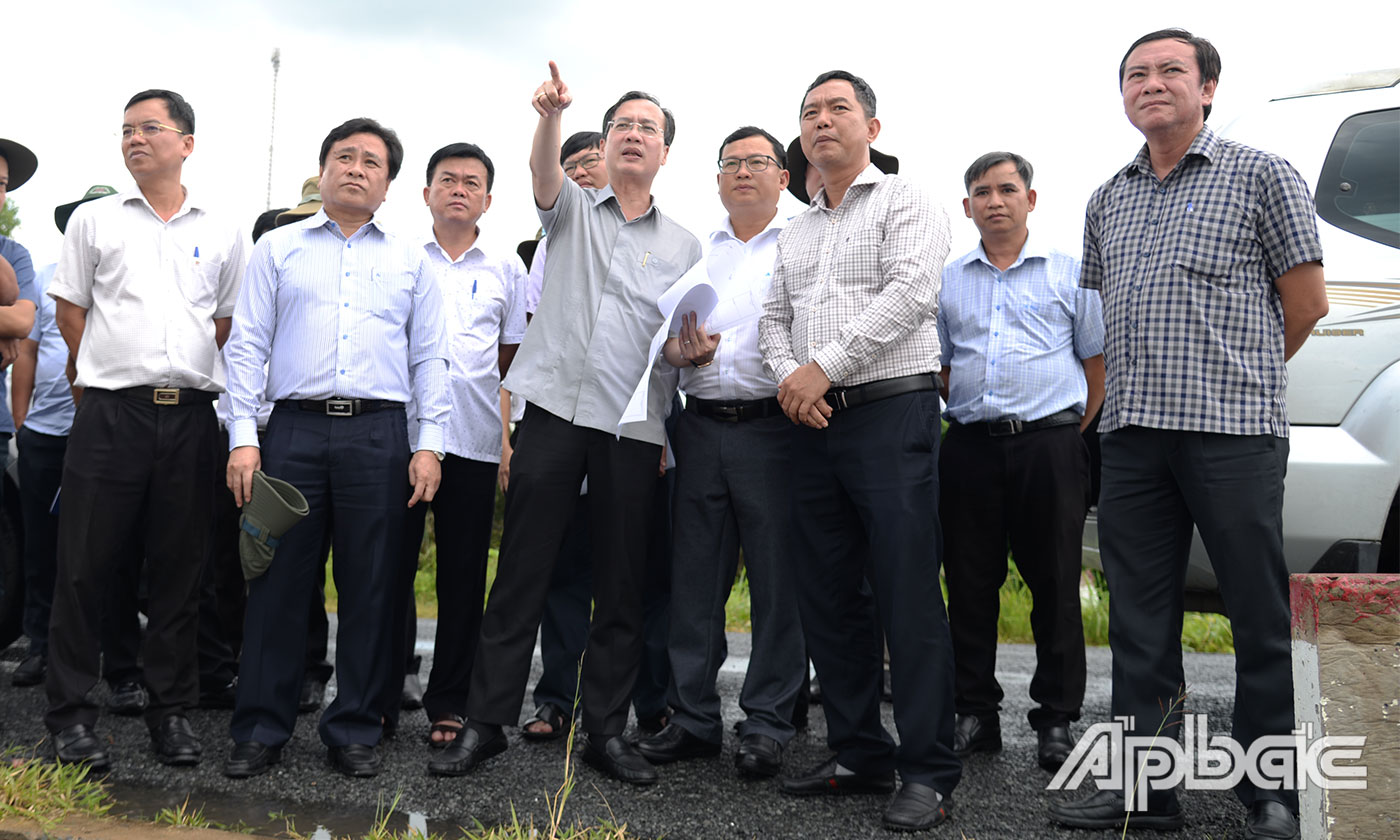 Lãnh đạo UBND tỉnh kháo sát tuyến đê biển Gò Công.