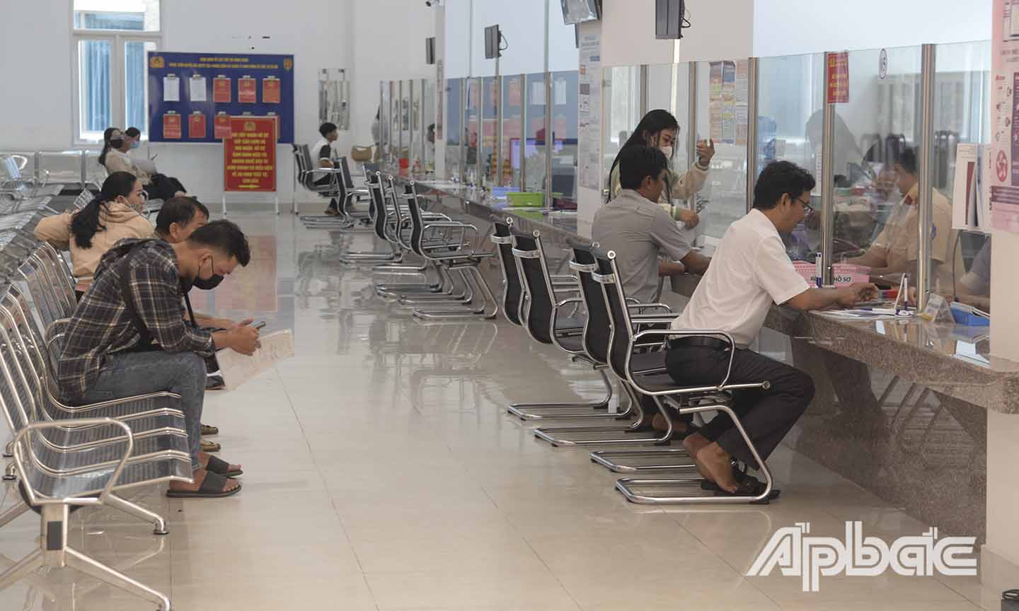 Nhiều người dân đến làm thủ tục hành chính vào thứ Bảy, ngày 19-7 tại Trung tâm Phục vụ hành chính công tỉnh Đồng Tháp.