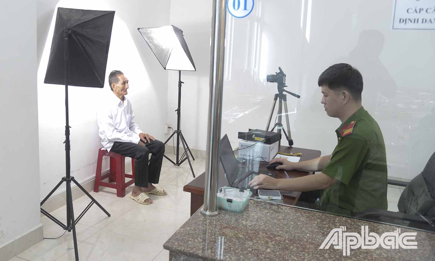 Người dân đến thực hiện thủ tục cấp đổi Căn cước công dân.