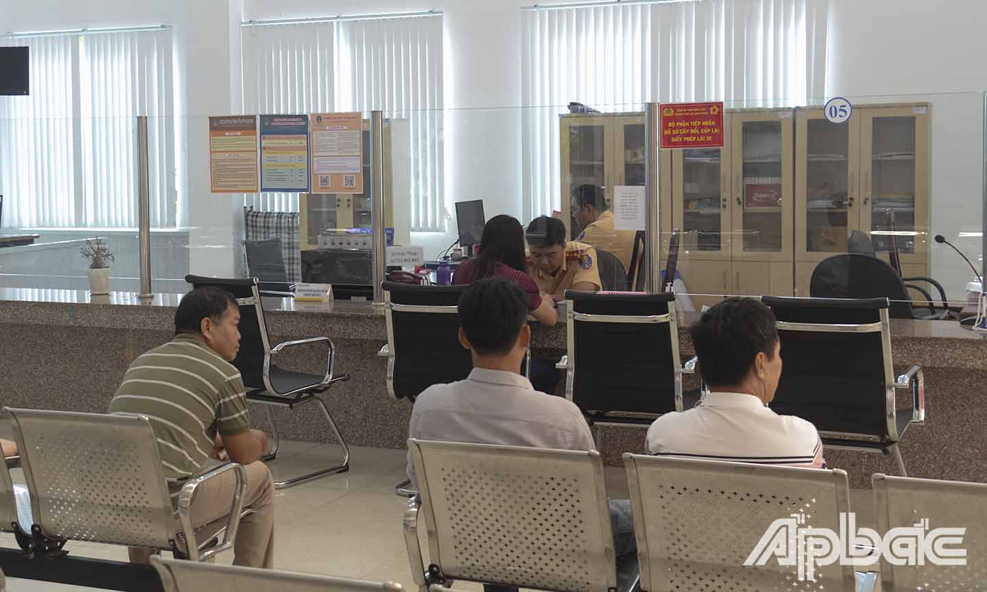 Người dân đến Trung tâm Phục vụ Hành chính công tỉnh Đồng Tháp làm thủ tục cấp đổi Giấy phép lái xe.