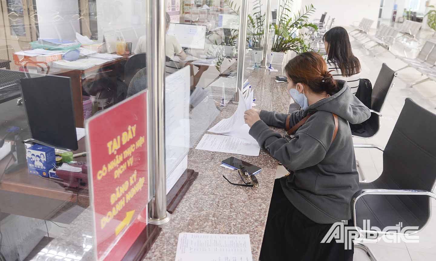 Người dân thực hiện các hồ sơ liên quan đến cập nhật thông tin doanh nghiệp.