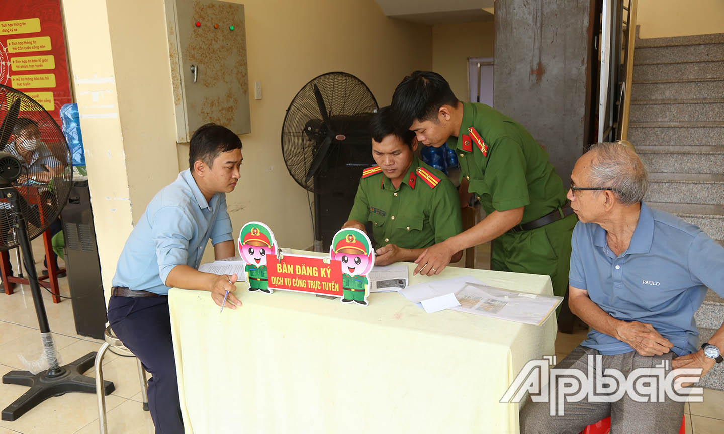Công an phường Cao Lãnh  trực tiếp hướng dẫn người dân đăng ký cư trú.