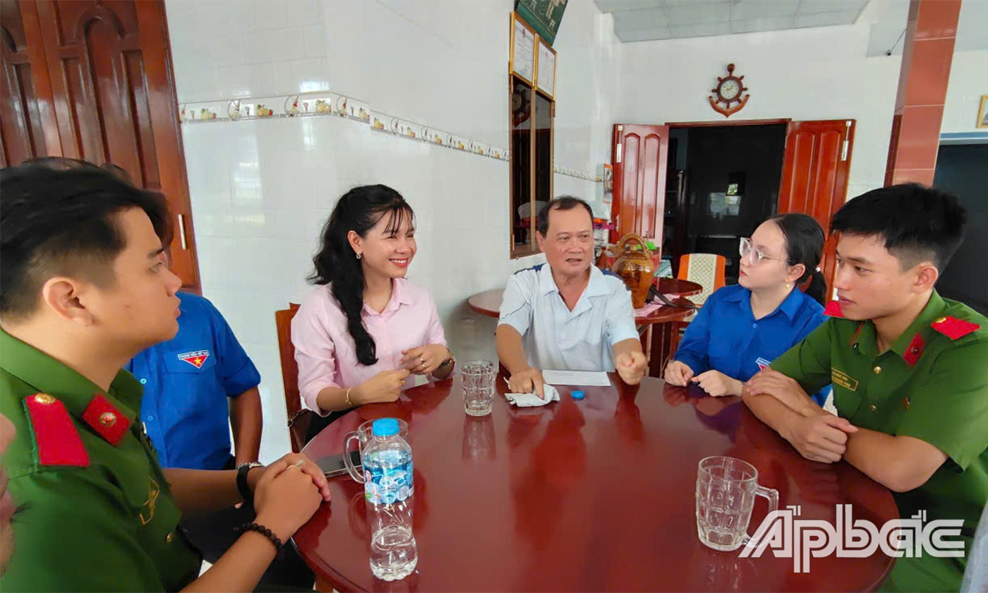 Đồng chí Nguyễn Thị Mỹ Xuân đến hỏi và tặng quà cho các gia đình chính sách trên địa bàn phường.