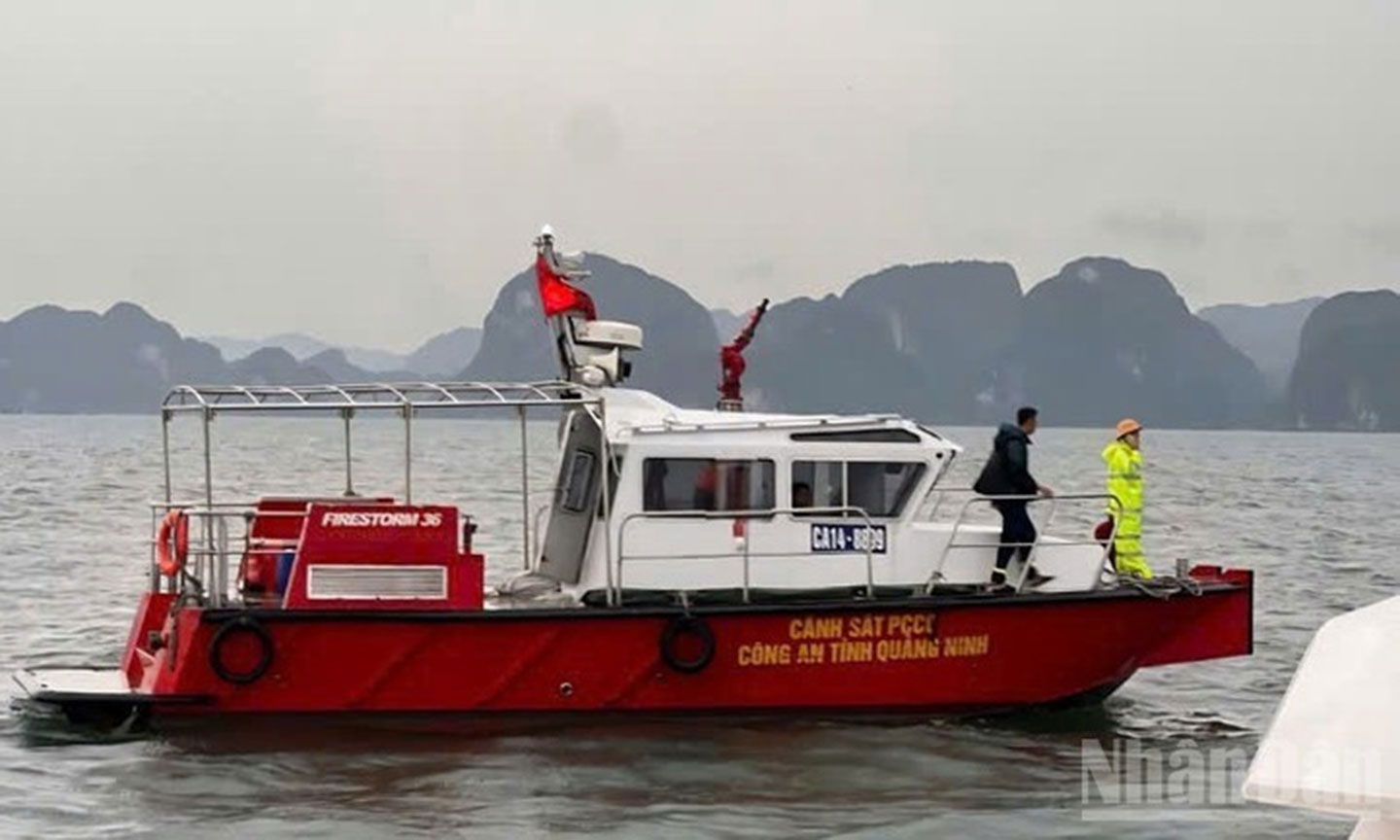 Rescue forces approach the sunken vessel to carry out search and rescue operations. (Photo: NDO).