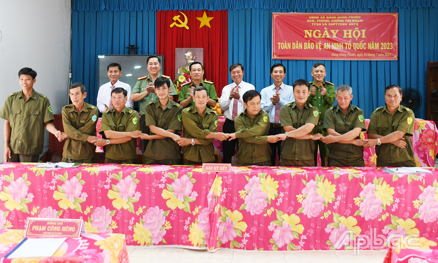  Lễ ký kết giao ước thi đua đảm bảo ANTT tại Ngày hội Toàn dân bảo vệ ANTQ, thể hiện tinh thần đồng lòng của các lực lượng và nhân dân trong sự nghiệp bảo vệ Tổ quốc. 