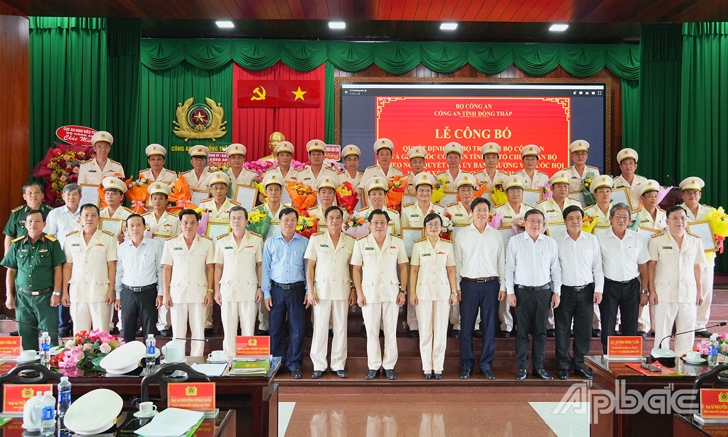 Lễ công bố các Quyết định của Bộ trưởng Bộ Công an và Giám đốc Công an tỉnh về tổ chức, cán bộ theo Nghị quyết của Ủy ban Thường vụ Quốc hội về sắp xếp đơn vị hành chính cấp tỉnh, cấp xã.                                                                                                              Ảnh: TRỌNG TÍN
