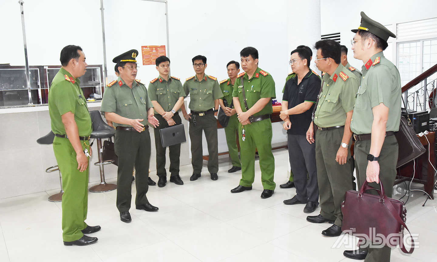 Thiếu tướng Lâm Phước Nguyên, Bí thư Đảng ủy, Giám đốc Công an tỉnh trực tiếp đôn đốc, kiểm tra hiệu quả vận hành tại Công an phường Mỹ Tho sau kiện toàn.  Ảnh: Lê Hoài