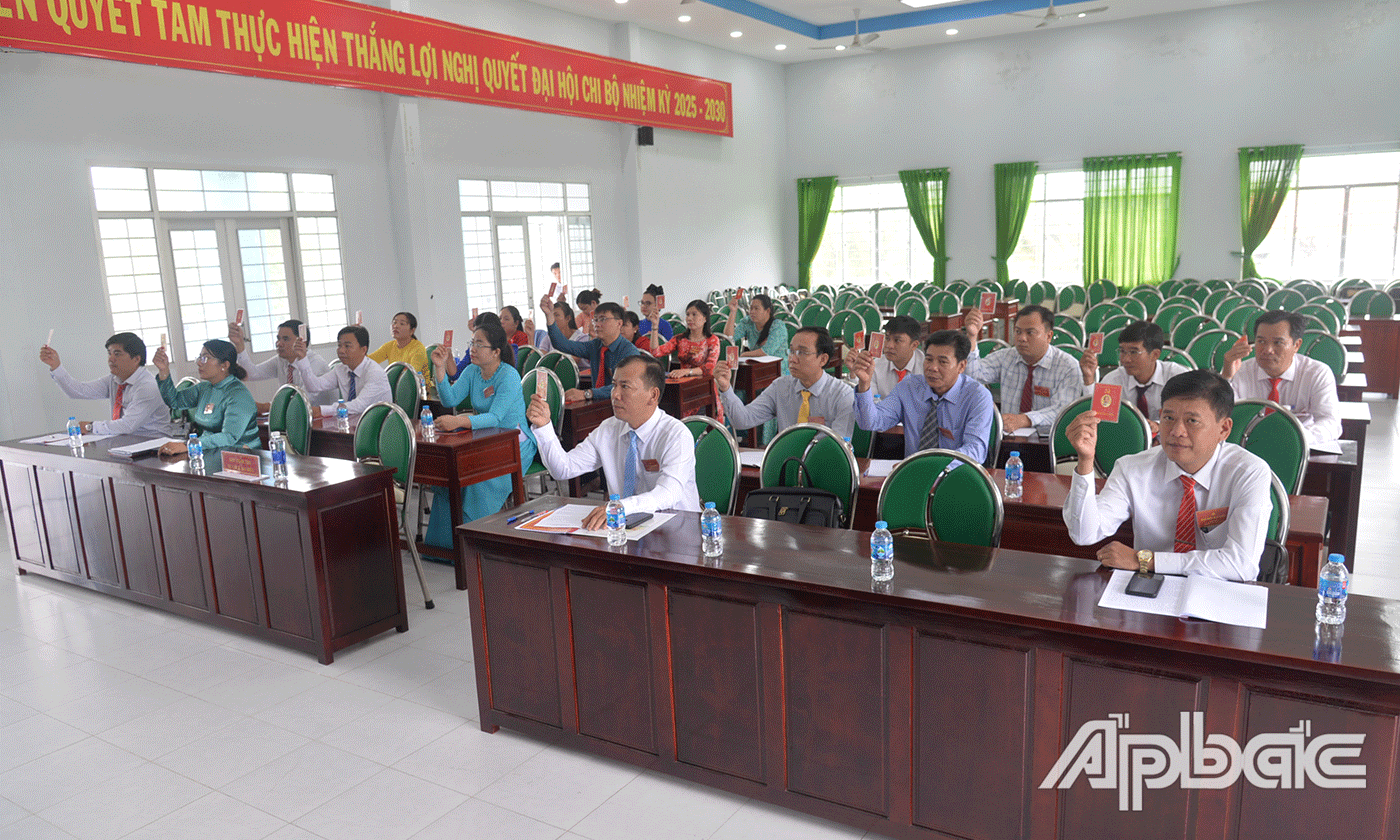Đại biểu biểu quyết thông qua chương trình Đại hội.