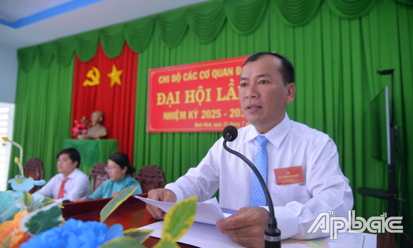 đồng chí Trần Hoàng Nhựt Nam, Bí thư Đảng ủy, Chủ tịch UBND xã phát biểu tại Đại hội.