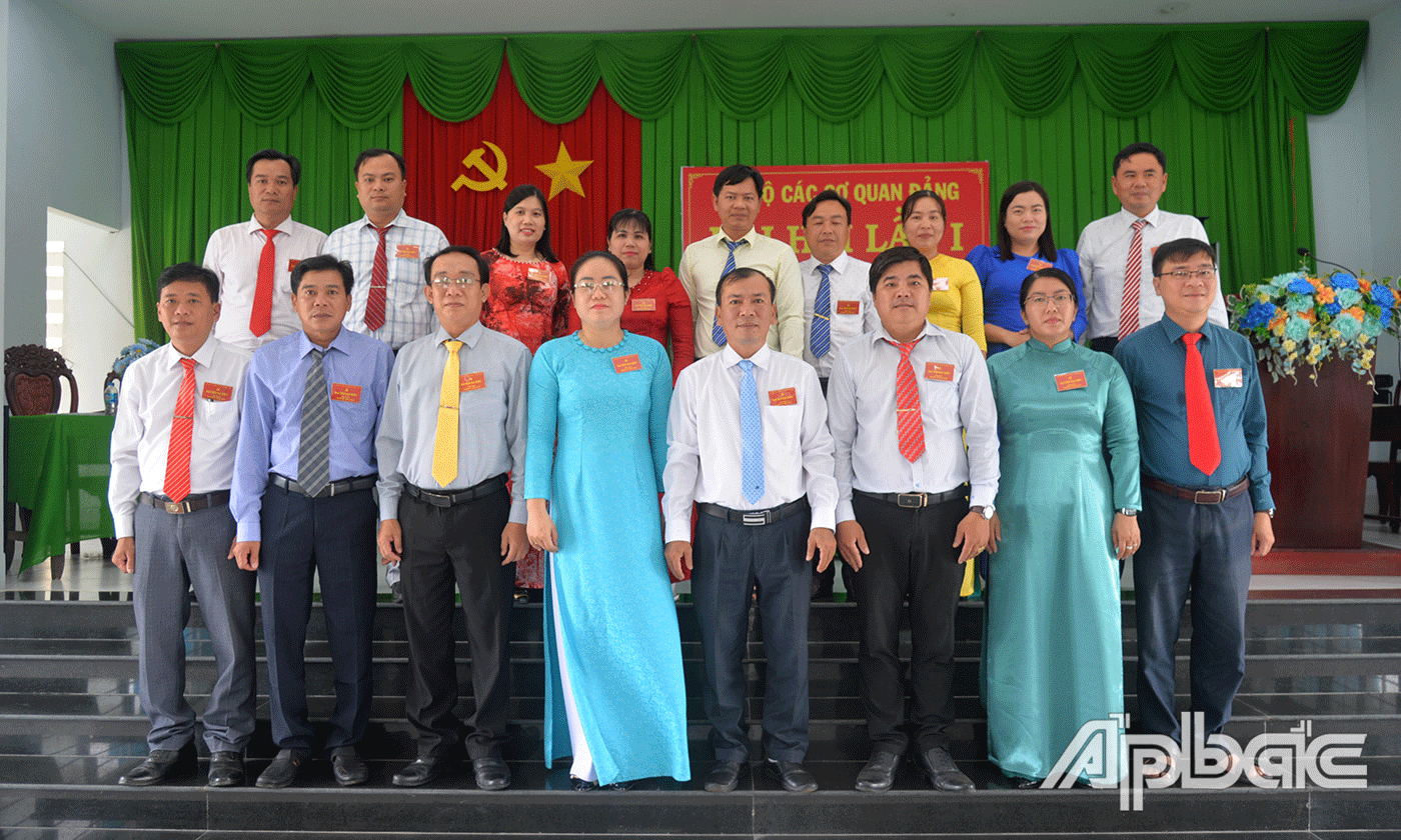 Đoàn đại biểu đi dự Đại hội cấp trên ra mắt trước Đại hội.