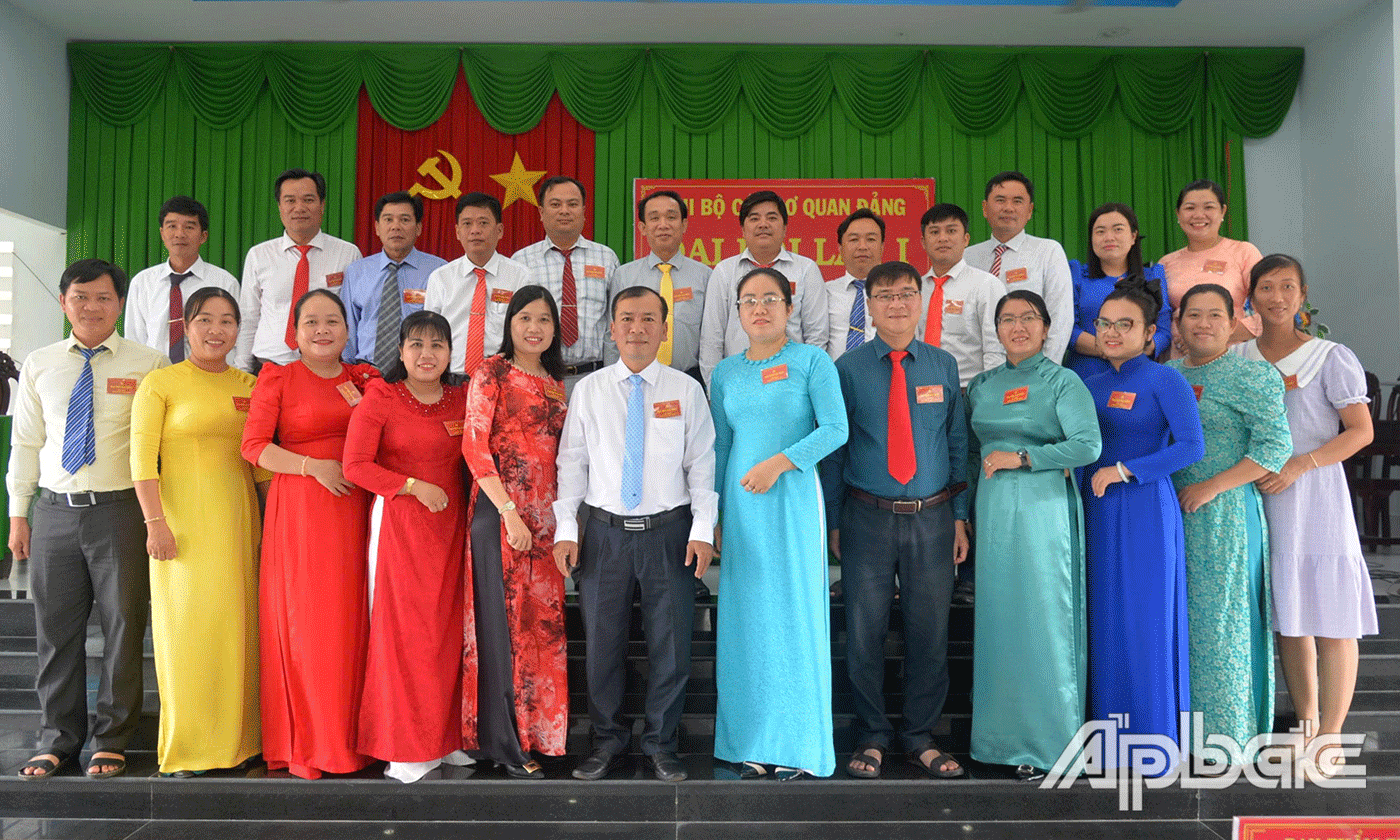 Chi bộ các cơ quan Đảng xã Bình Ninh chụp ảnh lưu niệm.