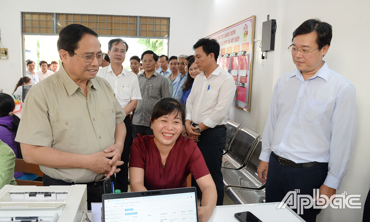 Thủ tướng Chính phủ Phạm Minh Chính thăm hỏi người dân đến thực hiện thủ tục hành chính tại Trung tâm Phục vụ hành chính công xã Mỹ Hiệp.