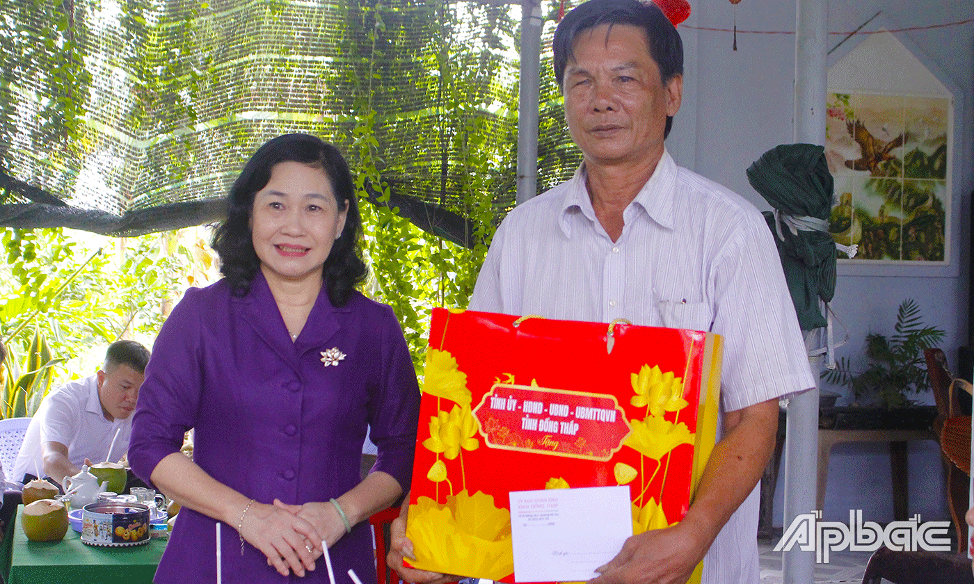 Đồng chí Châu Thị Mỹ Phương cùng Đoàn đến thăm, tặng quà ông Võ Văn Lợi, thương binh 81%, ngụ ấp Bình Thọ 1, xã An Thạnh Thủy.