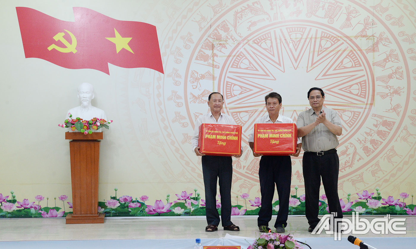 Thủ tướng tặng quà cho 2 hộ dân có công với cách mạng.