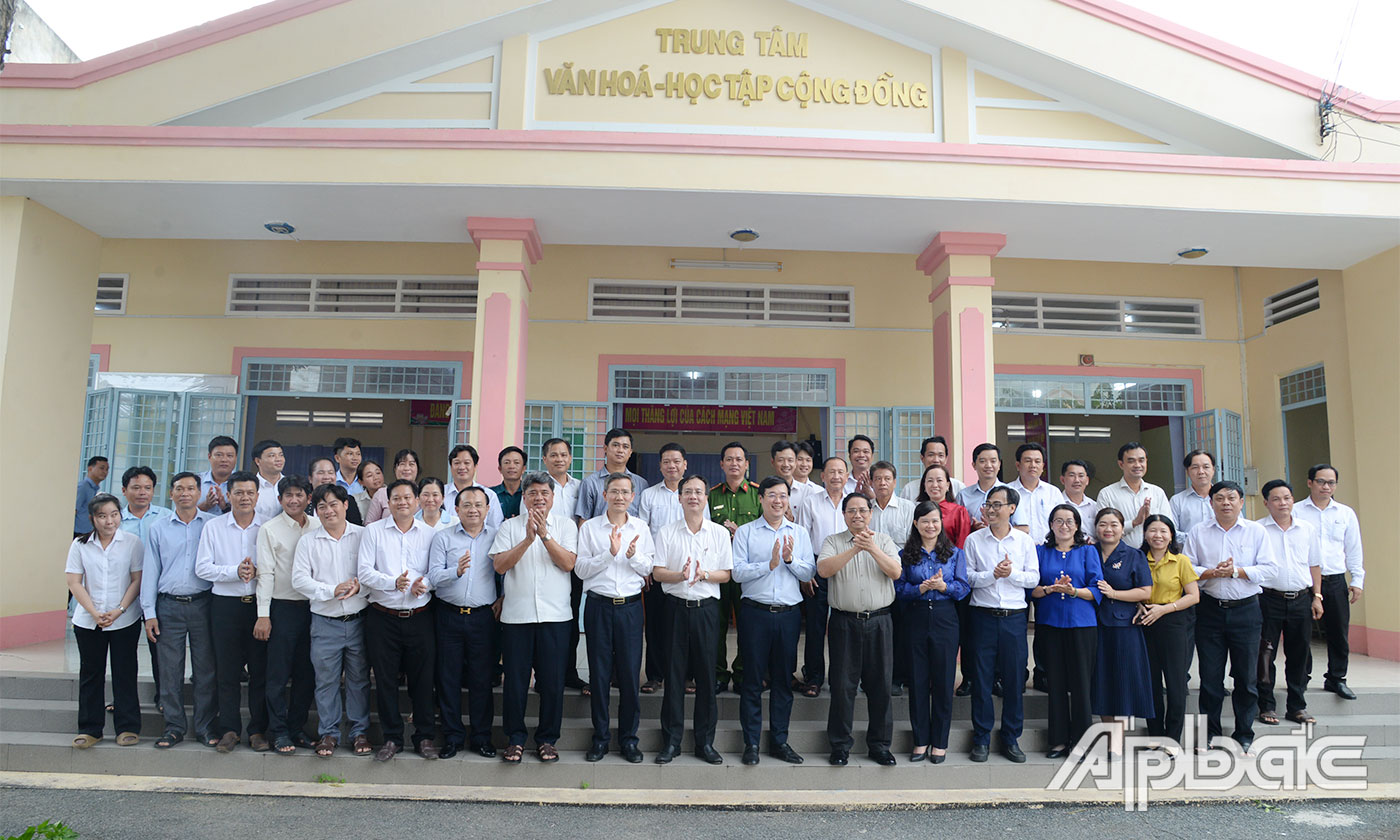 Các đại biểu chụp ảnh lưu niệm.