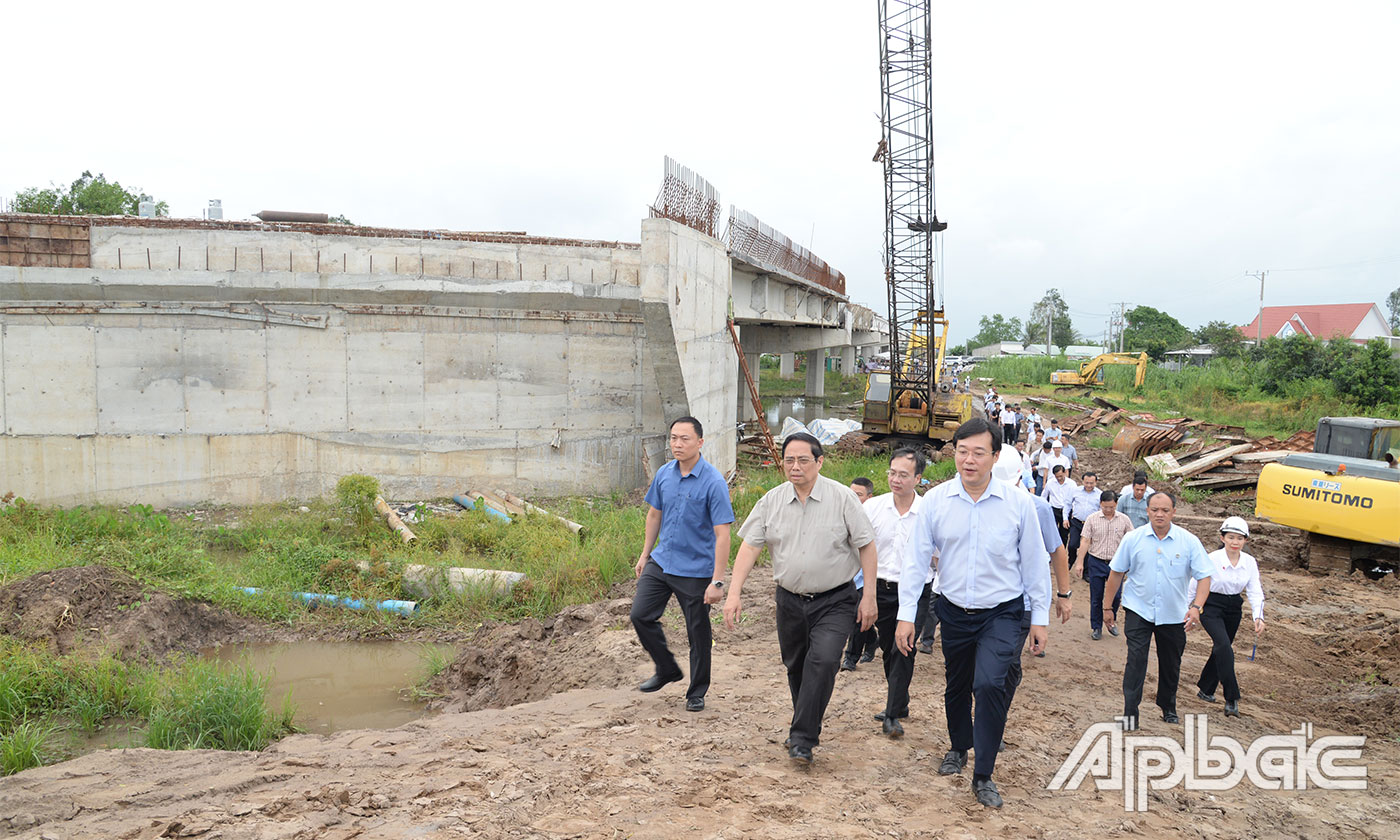 Thủ tướng Chính phủ Phạm Minh Chính kiểm tra thực tế công trường Dự án Xây dựng công trình đường bộ cao tốc Cao Lãnh - An Hữu giai đoạn 1tại nút giao đường tỉnh 850 (giao giữa Dự án thành phần 1 và Dự án thành phần 2).