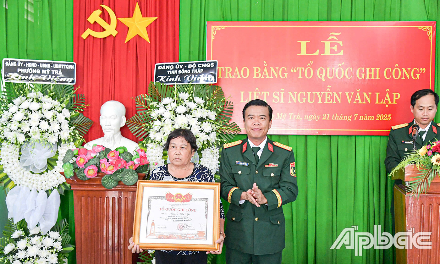 Đại tá Nguyễn Việt Thắng, Chính ủy Bộ CHQS tỉnh trao Bằng “Tổ quốc ghi công” cho thân nhân liệt sĩ Nguyễn Văn Lập.