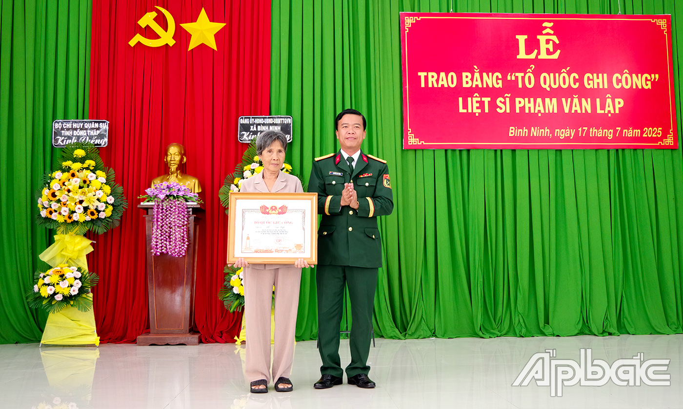 Đại tá Nguyễn Việt Thắng, Chính ủy Bộ CHQS tỉnh trao Bằng “Tổ quốc ghi công” cho thân nhân liệt sĩ Phạm Văn Lập.