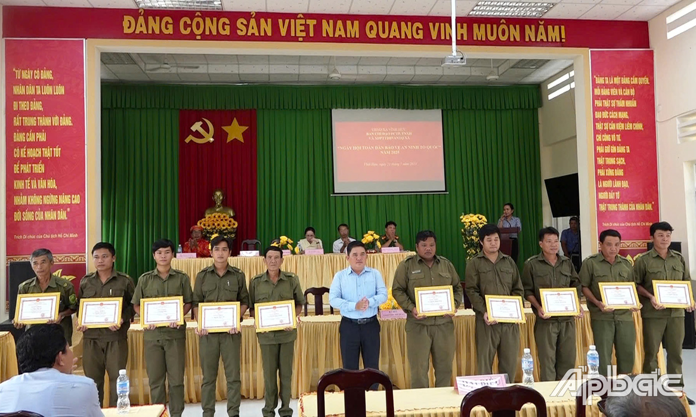 Khen thưởng các tập thể, cá nhân tại hội nghị