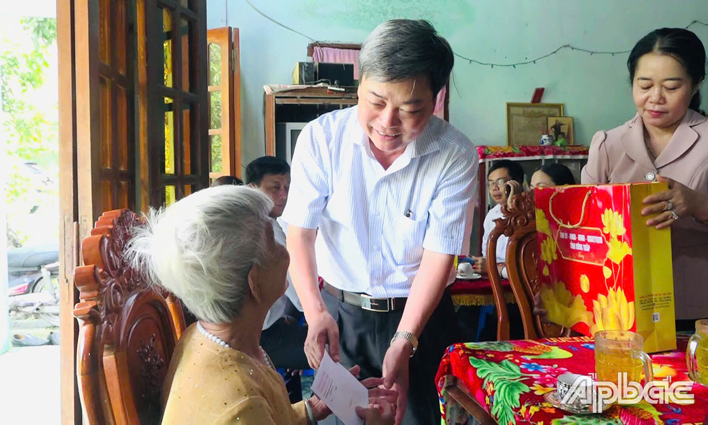 đồng chí Phạm Văn Chuẩn đã ân cần thăm hỏi sức khỏe và trao tặng quà cho các gia đình chính sách, người có công với cách mạng