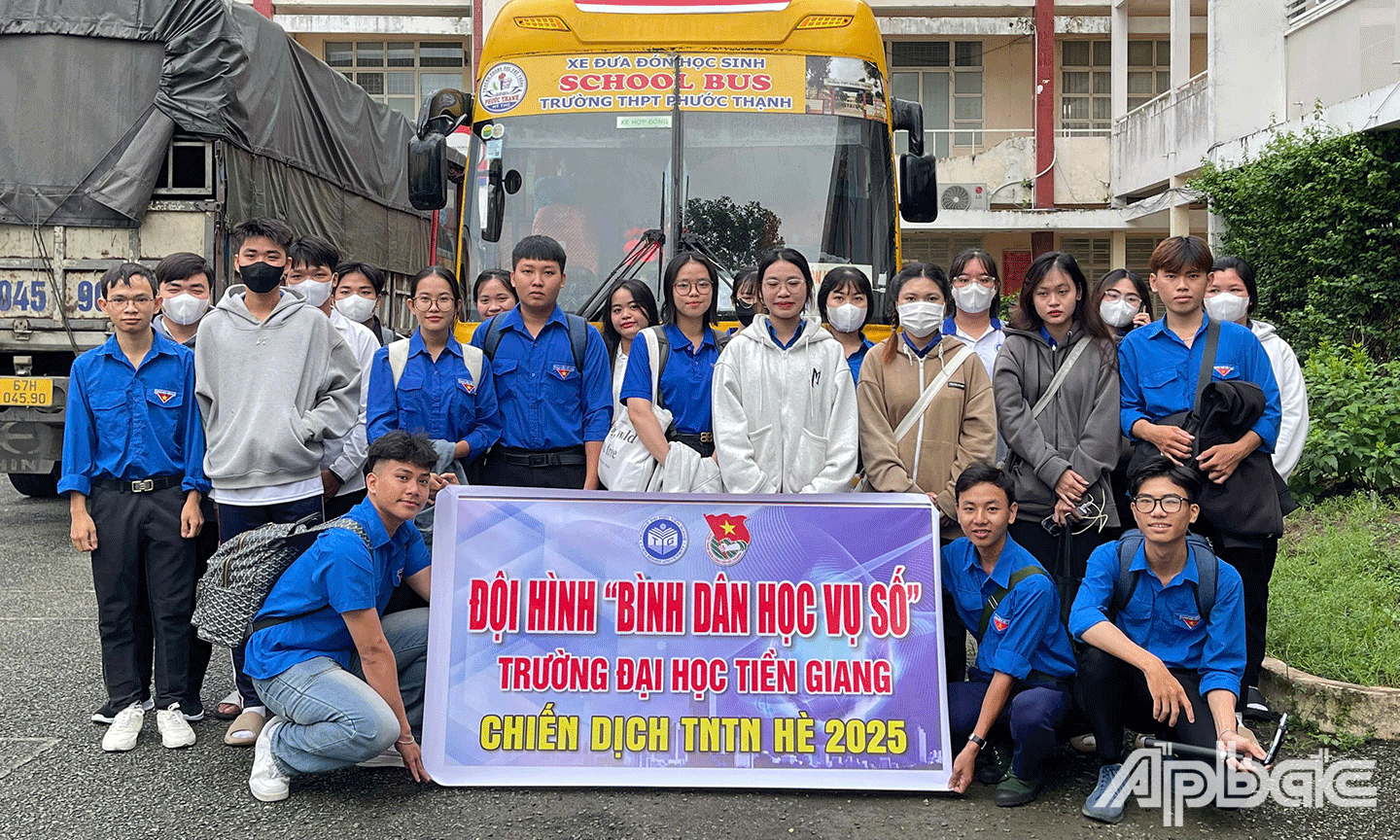 Sinh viên Đại học Tiền Giang ra quân hưởng ứng phong trào “Bình dân học vụ số” 
