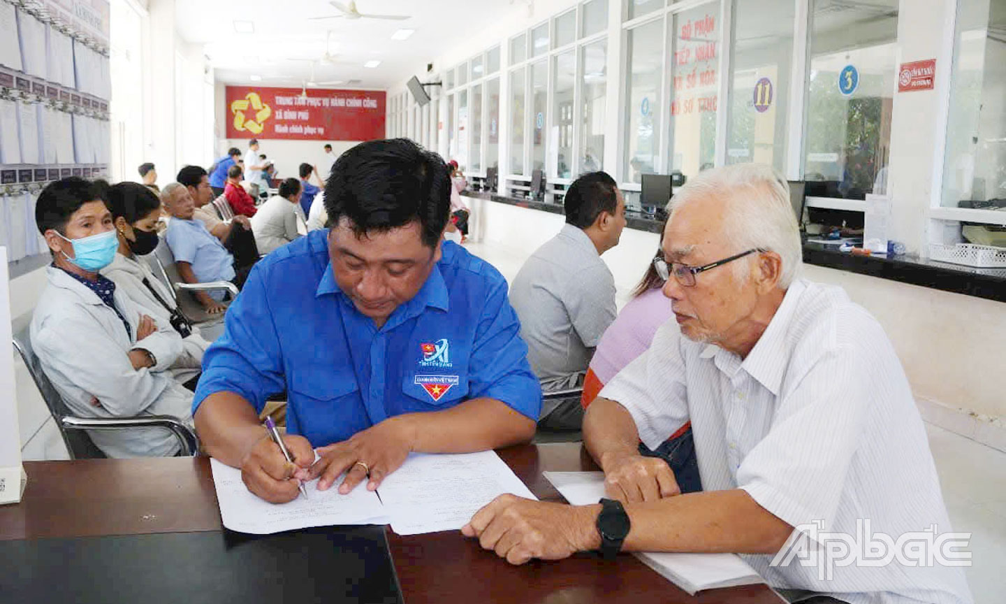ĐV-TN xã Bình Phú giúp người dân tiếp cận và sử dụng hiệu quả các tiện ích số trong giải quyết  thủ tục hành chính.