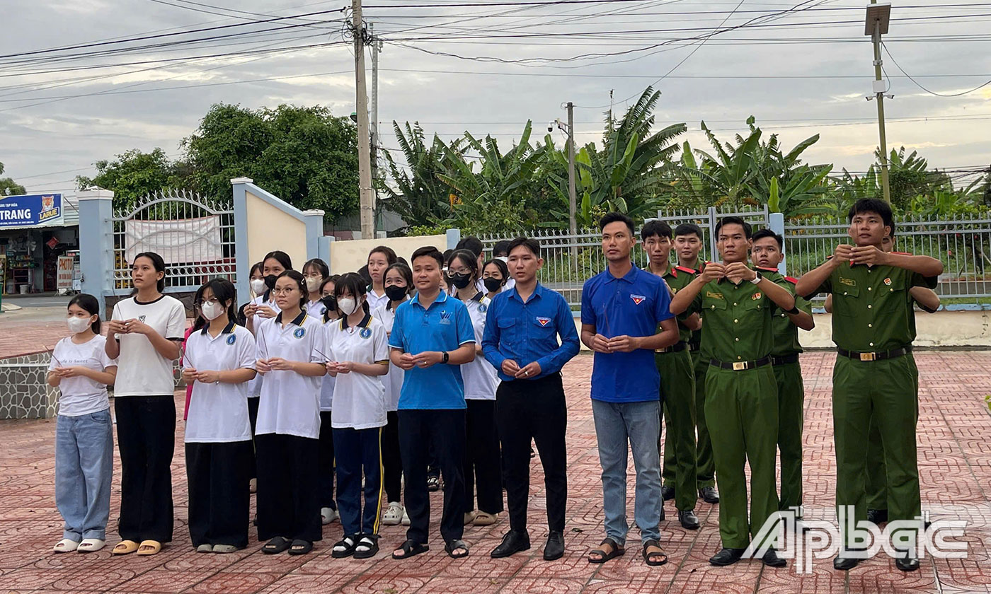 Tuổi trẻ phường Sơn Qui thắp nhang tại Bia tưởng niệm phường Sơn Qui.