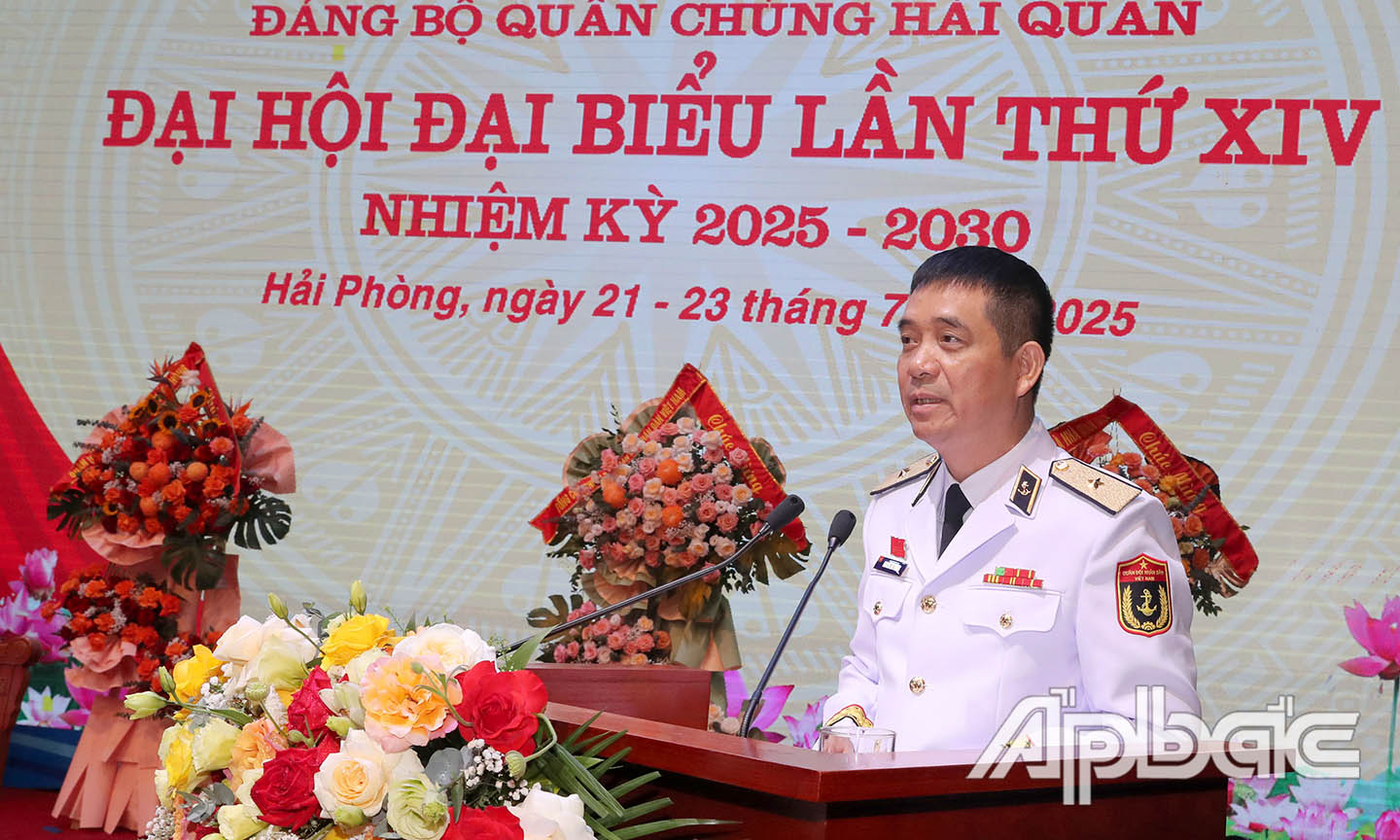 Thiếu tướng Nguyễn An Phong, Bí thư Đảng uỷ Quân chủng Hải quân trình bày dự thảo Báo cáo chính trị tại Đại hội Đảng bộ Quân chủng lần thứ XIV