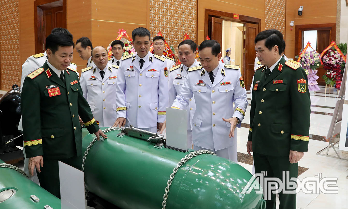 Các đại biểu tham quan khu trưng bày sản phẩm, mô hình, sáng kiến cải tiến kỹ thuật