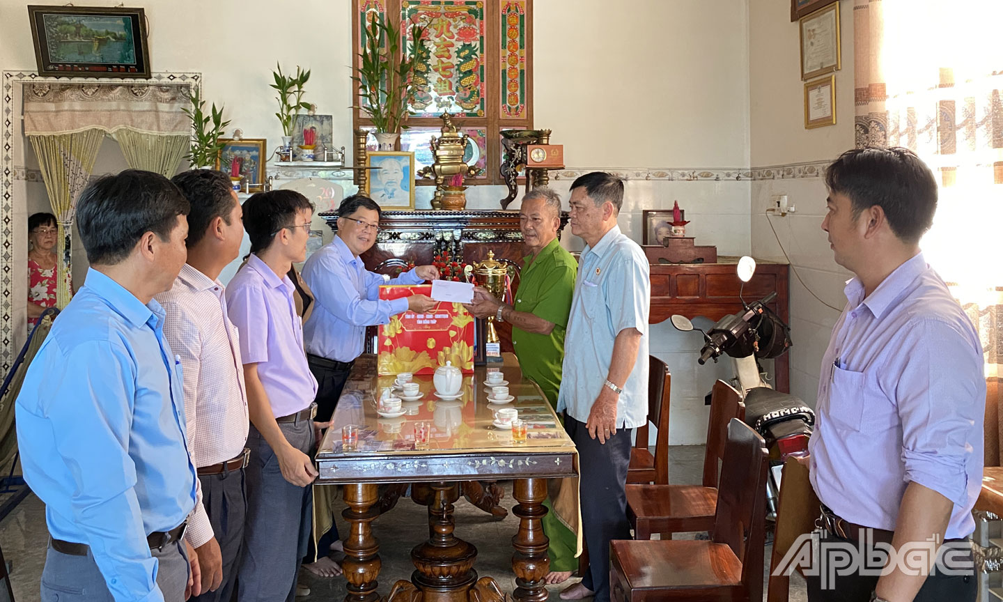 Đồng chí Trần Thanh Nguyên thăm và tặng quà gia đình chính sách và người có công tiêu biểu trên địa bàn xã Tân Phước 3.