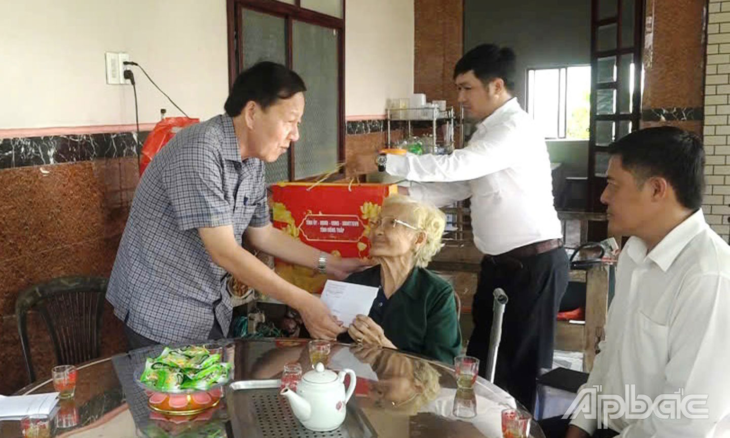 Đồng chí Phan Văn Hợp đến thăm và tặng quà cho các gia đình chính sách tại xã Hậu Mỹ.