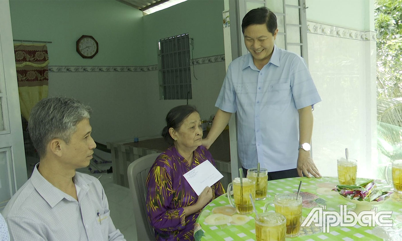  Đồng chí Phan Minh Quân thăm, tặng quà gia đình chính sách.