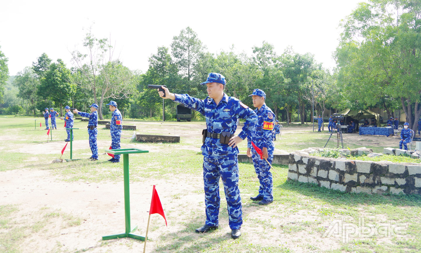 Sĩ quan thực hiện bài bắn K-54.