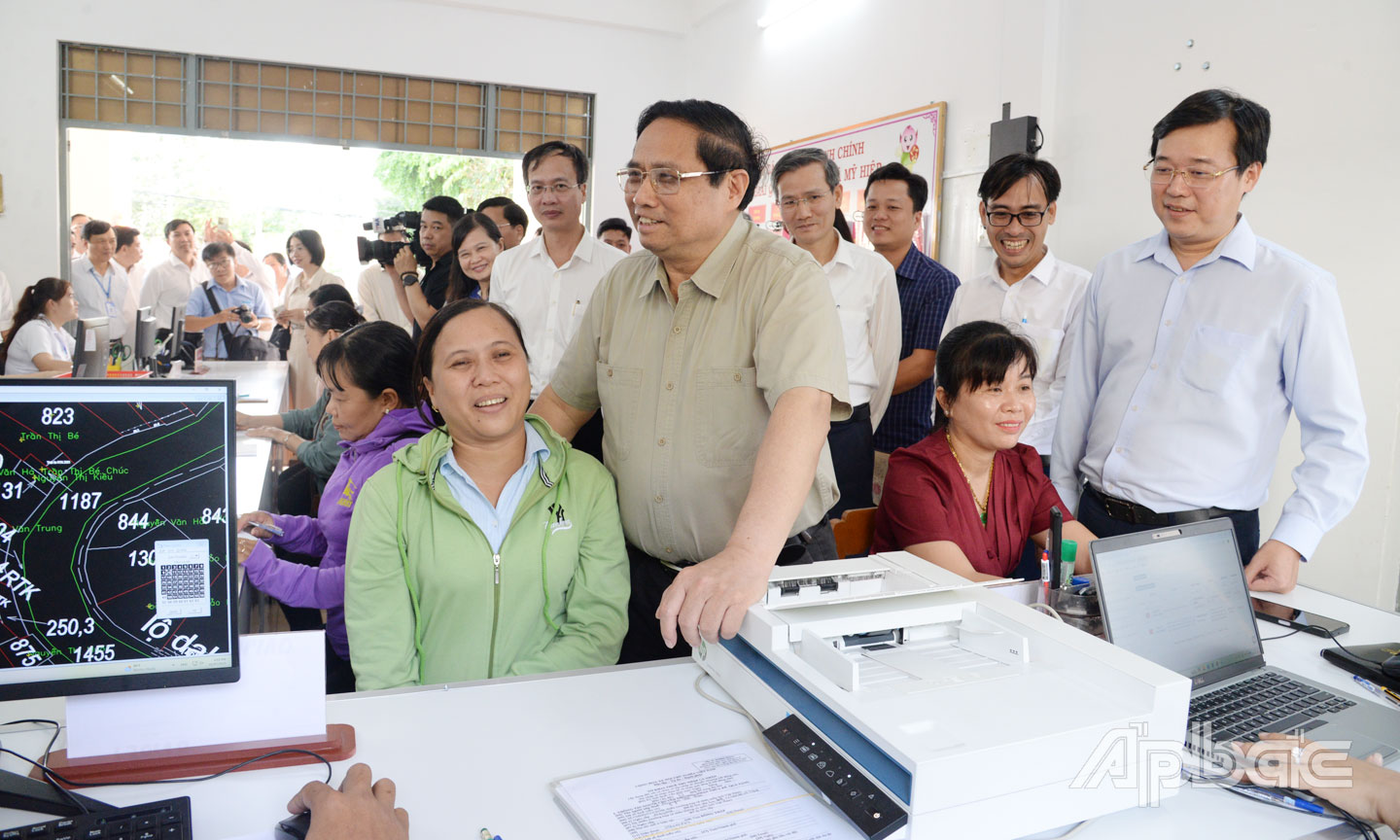 Thủ tướng Phạm Minh Chính thăm hỏi người dân đến thực hiện thủ tục hành chính tại Trung tâm Phục vụ hành chính công xã Mỹ Hiệp.