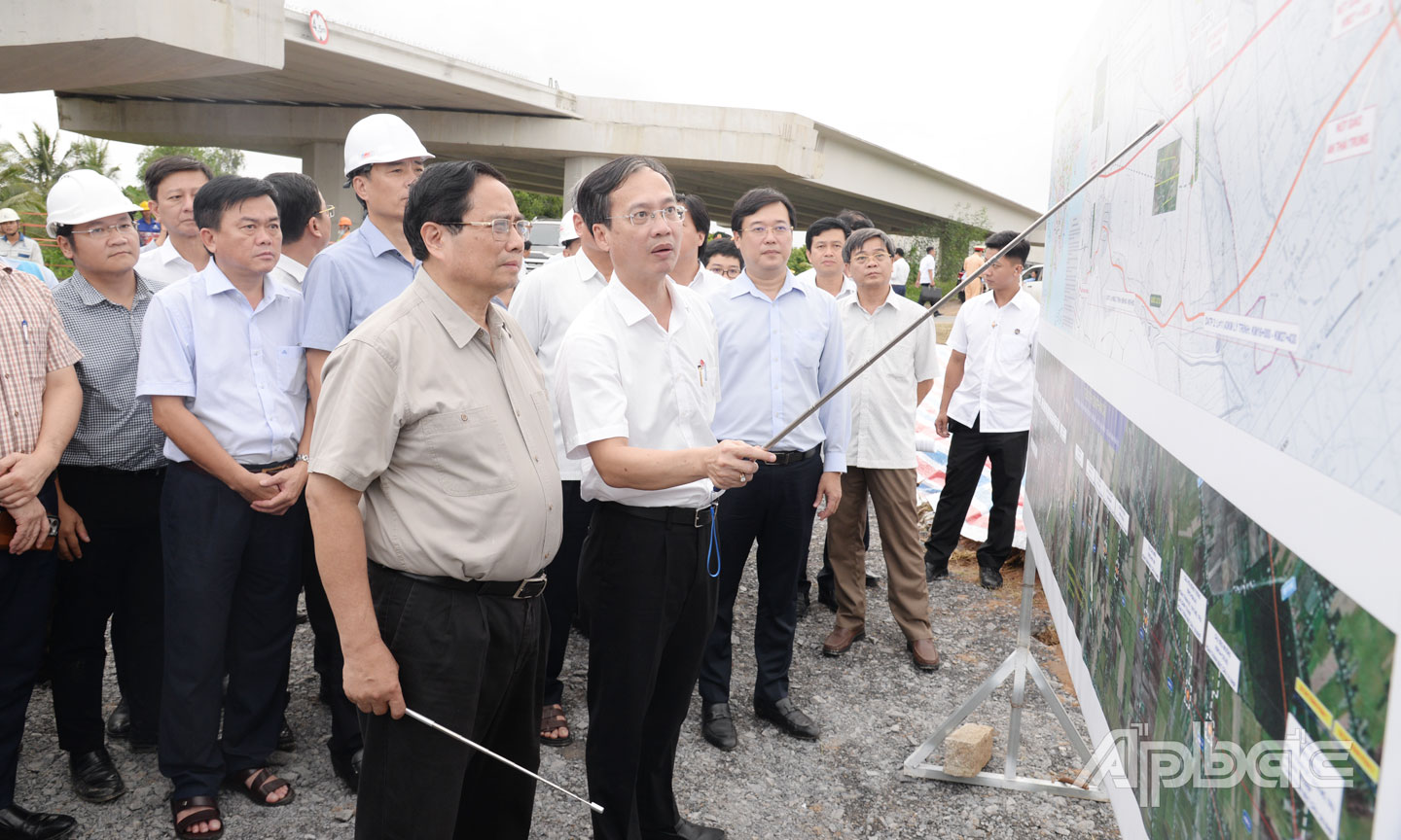 Thủ tướng Phạm Minh Chính kiểm tra thực tế công trường Dự án Xây dựng công trình đường bộ cao tốc Cao Lãnh - An Hữu giai đoạn 1 tại nút giao đường tỉnh 850 (giao giữa Dự án thành phần 1 và Dự án thành phần 2).