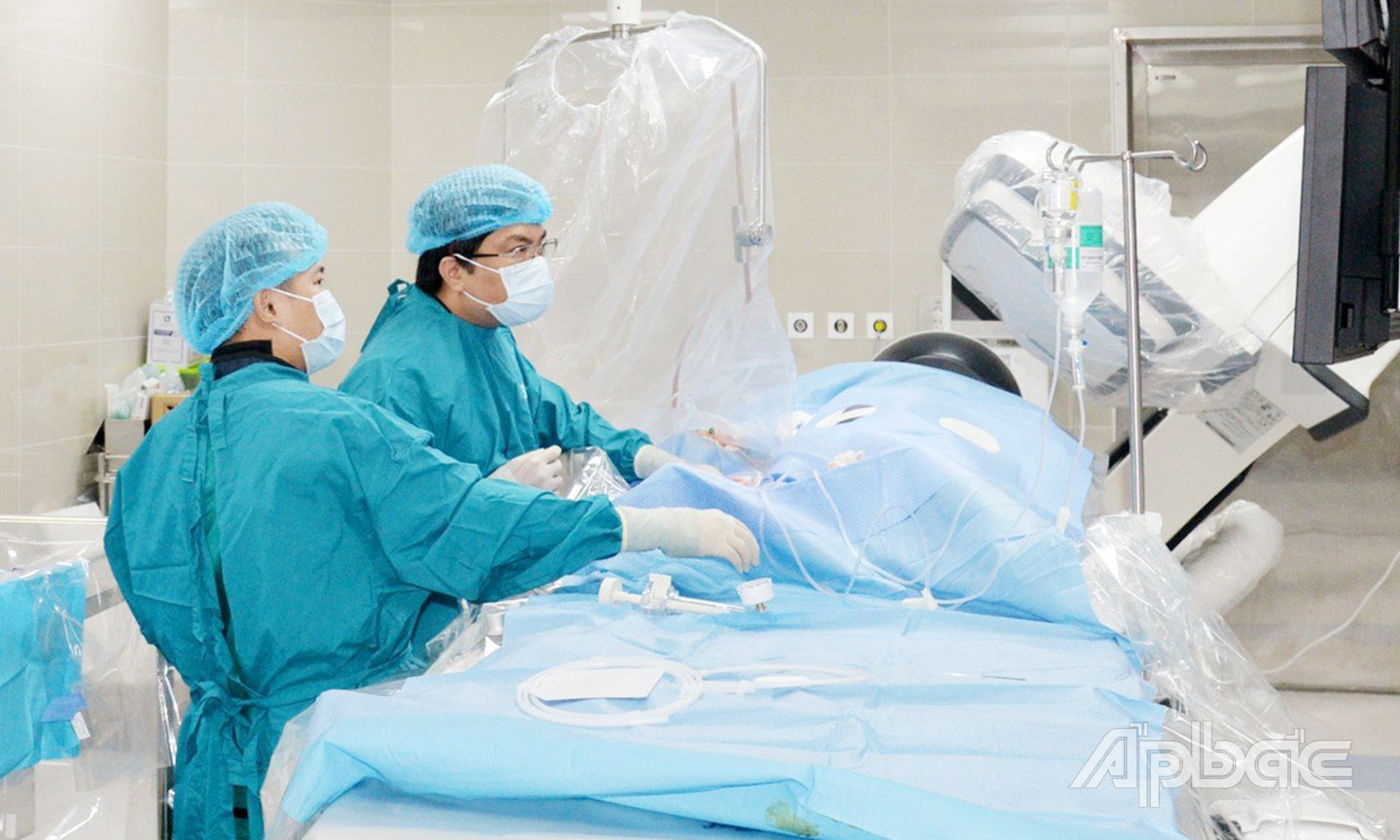 Tiến sĩ - Bác sĩ Trần Hữu Thế, Trưởng khoa Tim mạch, Bệnh viện Đa khoa Tiền Giang cùng ê kíp thực hiện can thiệp nong mạch vành cấp cứu thành công bệnh nhân nhồi máu cơ tim.
