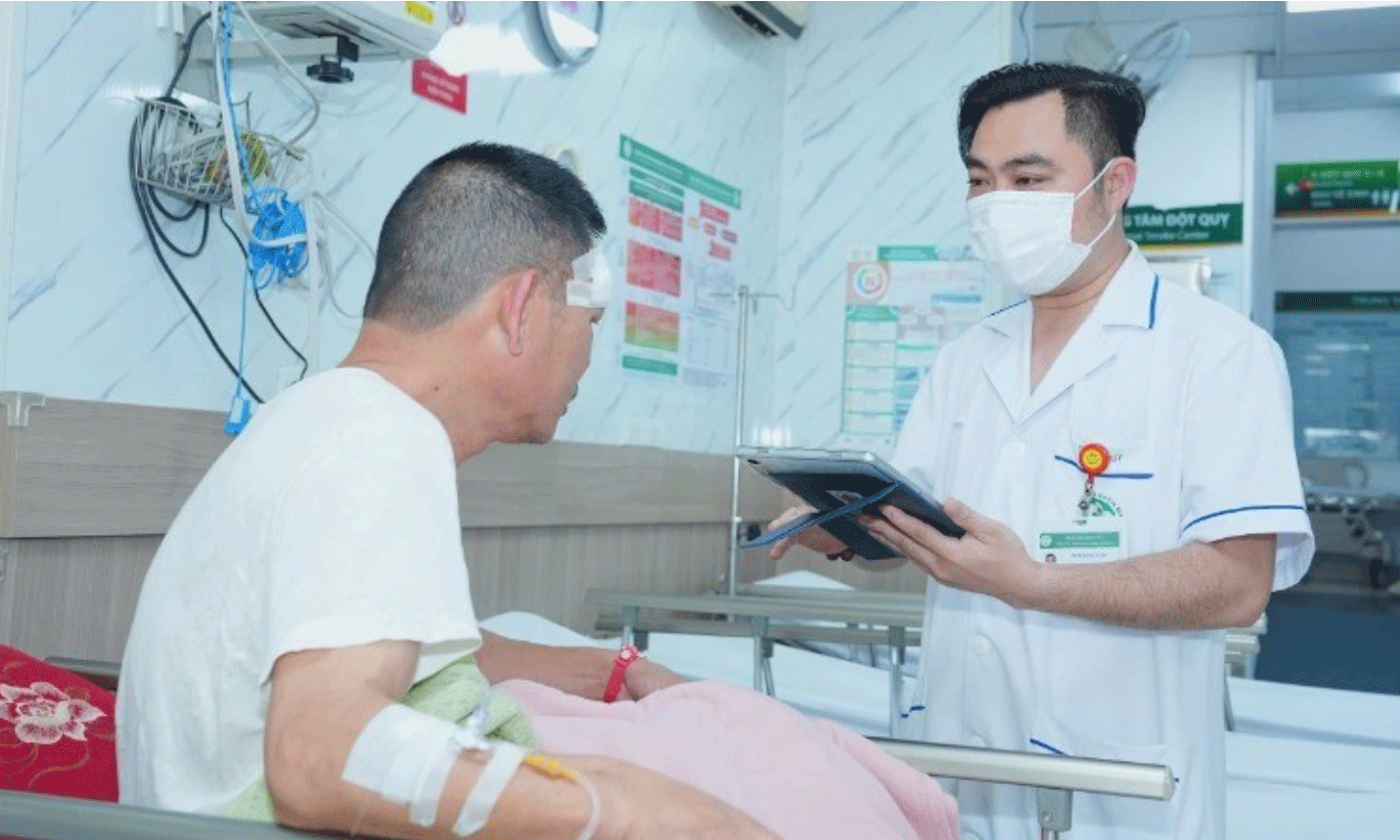 Nhân viên y tế Bệnh viện Bạch Mai sử dụng bệnh án điện tử trong quá trình thăm khám cho bệnh nhân.