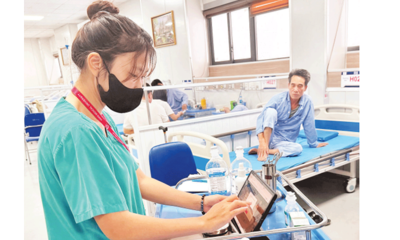 Điều dưỡng của Bệnh viện Đại học Y Hà Nội - cơ sở Hoàng Mai theo dõi, giám sát quá trình điều trị người bệnh nội trú trên bệnh án điện tử. 