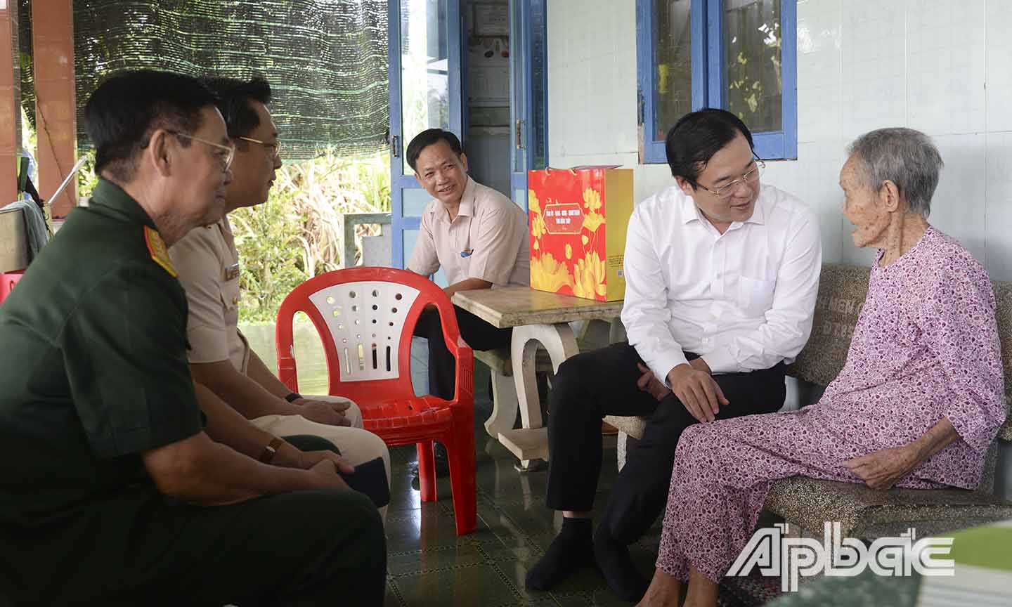 Đồng chí Lê Quốc Phong, Bí thư Tỉnh ủy Đồng Tháp đến thăm và tặng quà Mẹ Việt Nam Anh hùng Huỳnh Thị Nở ở ấp , xã Long Hưng.
