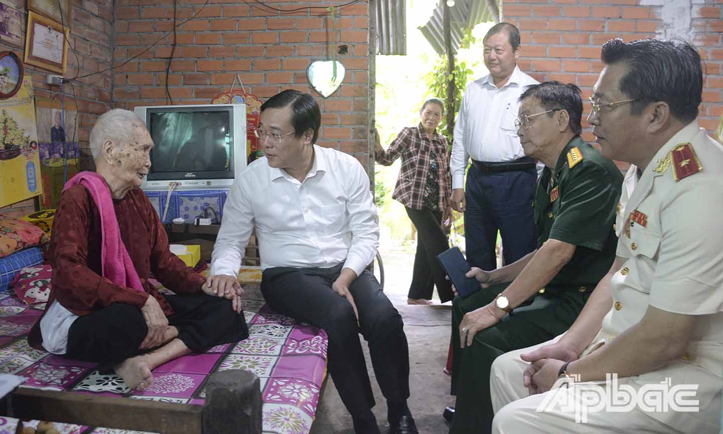 Đồng chí Lê Quốc Phong, Bí thư Tỉnh ủy Đồng Tháp đến thăm và tặng quà Mẹ Việt Nam Anh hùng Lê Thị Kiều tại ấp Mỹ Luận, xã Mỹ Phước Tây.