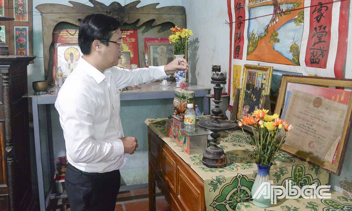 Đồng chí Lê Quốc Phong thắp hương tưởng niệm Liệt sĩ là con duy nhất của Mẹ Việt Nam Anh hùng Lê Thị Kiều.