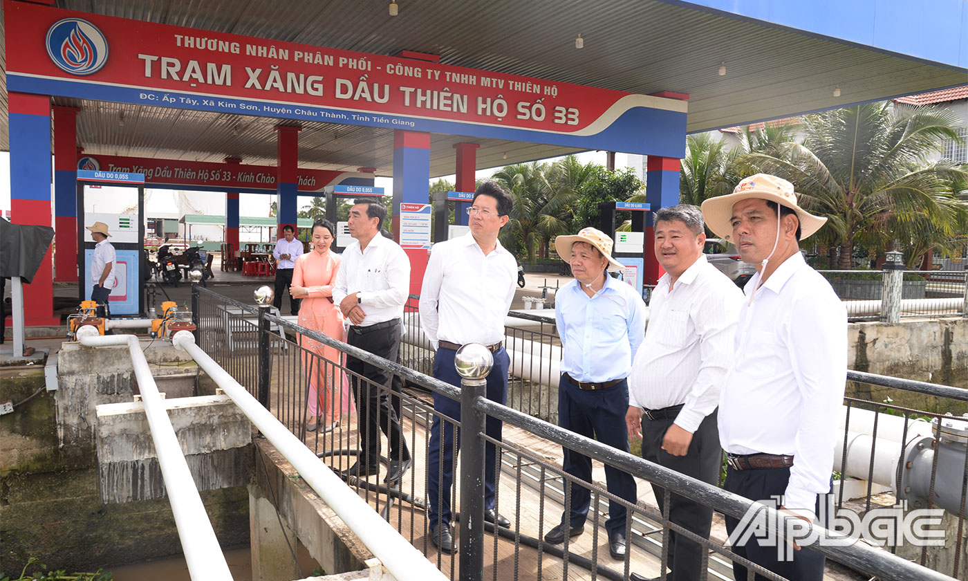Đồng chí Phan Văn Thắng cùng Đoàn công tác khảo sát tại Tổng kho xăng dầu của Công ty TNHH MTV Thiên Hộ.