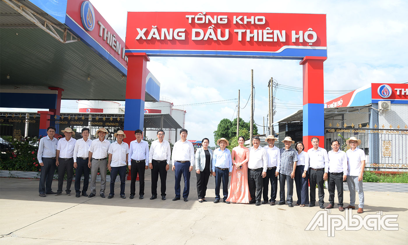 Đoàn công tác chụp ảnh lưu niệm tại Tổng kho xăng dầu Thiên hộ.