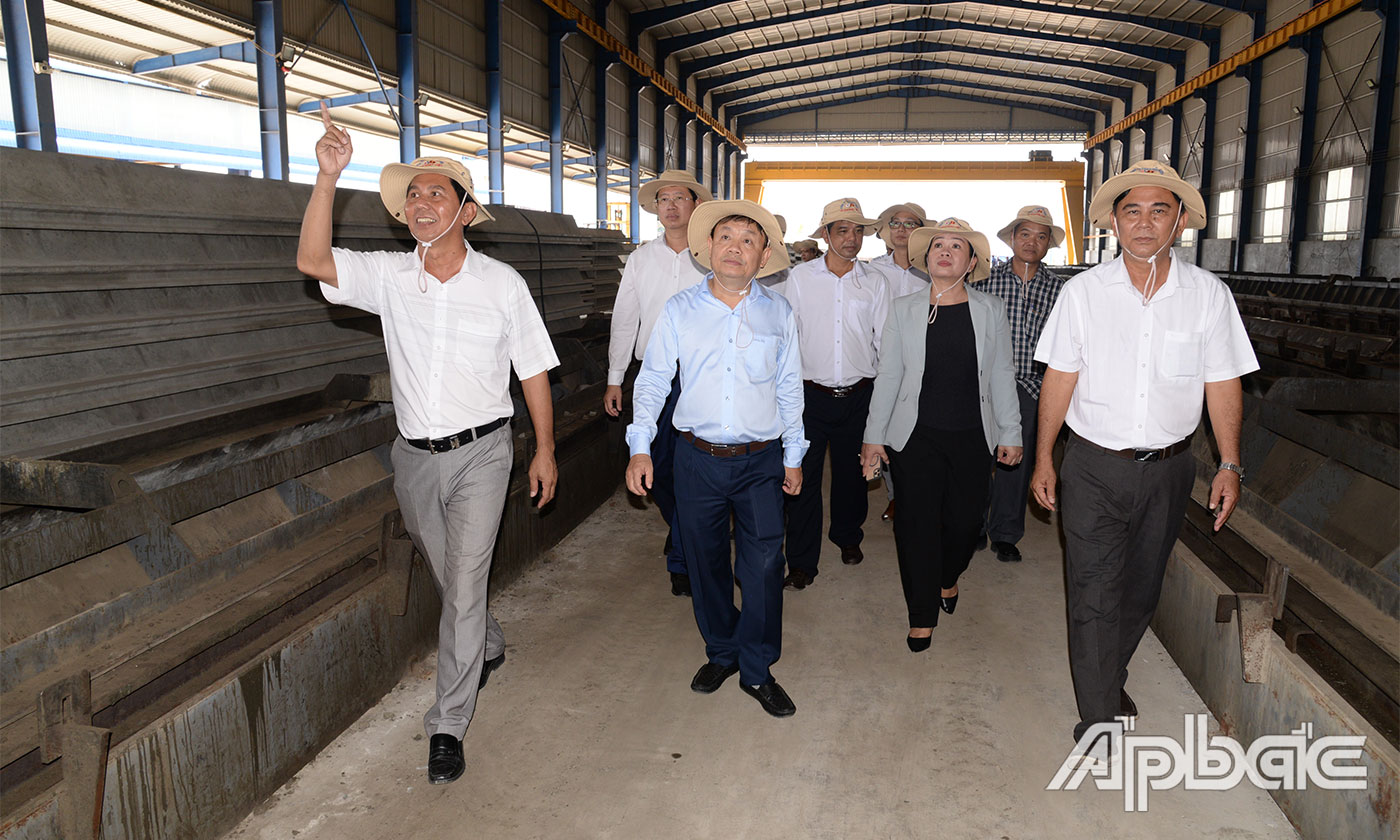 Đồng chí Phan Văn Thắng cùng Đoàn công tác khảo sát tại nhà máy sản xuất cấu kiện của Công ty TNHH Hữu Biên.