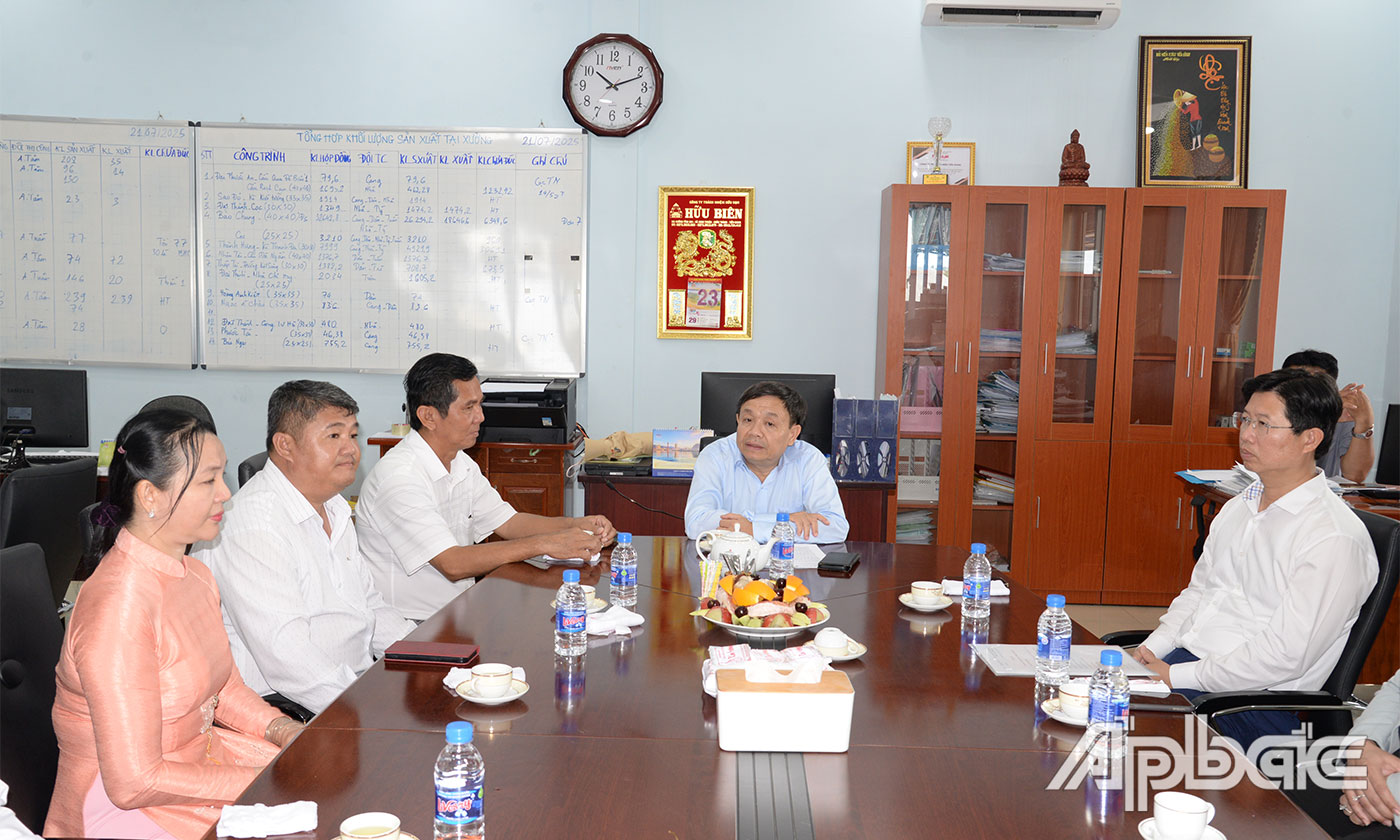 Đồng chí Phan Văn Thắng phát biểu tại buổi làm việc với 2 DN.