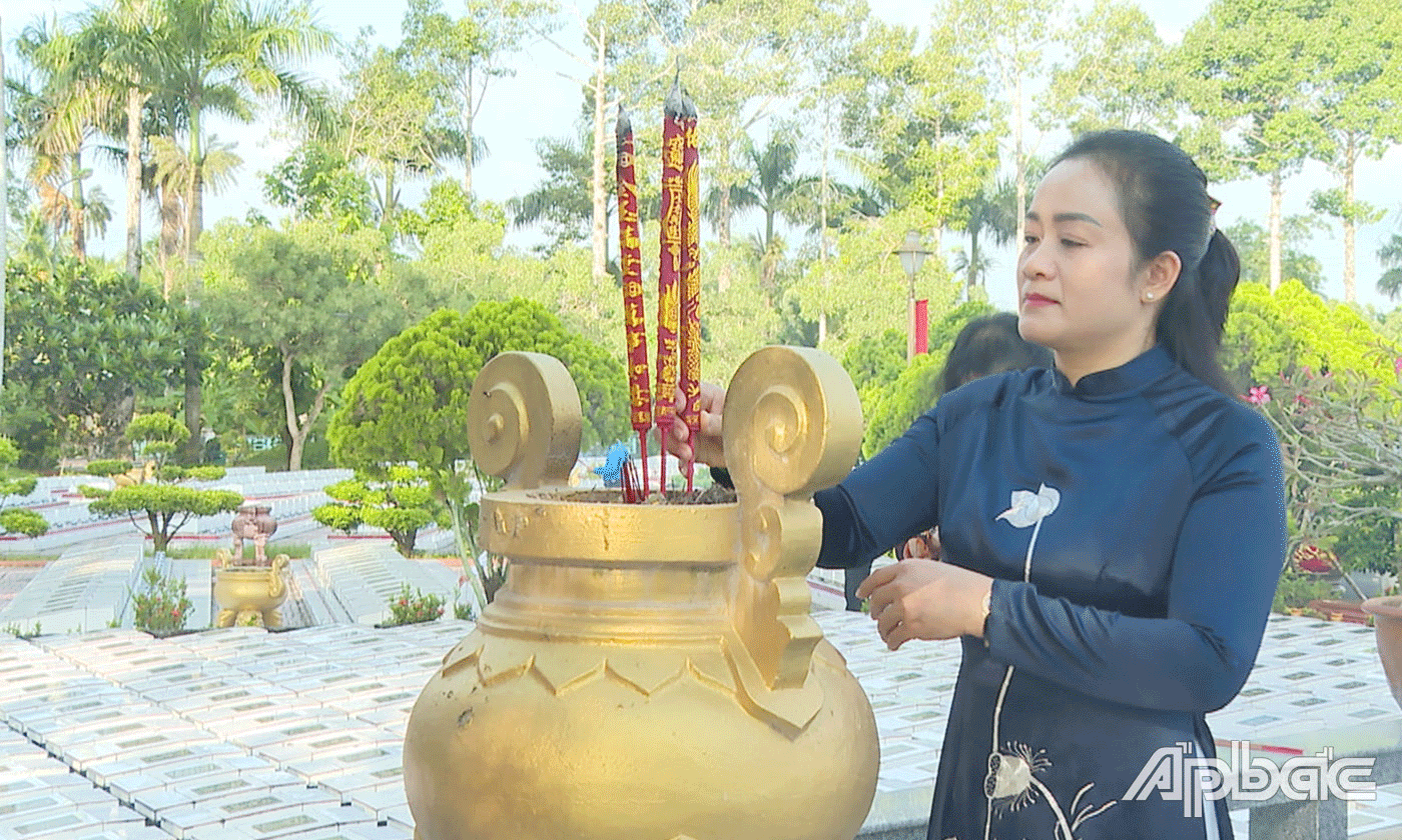 Đồng chí Nguyễn Hải Trâm dâng hương tại Đài tưởng niệm Nghĩa trang liệt sĩ tỉnh.